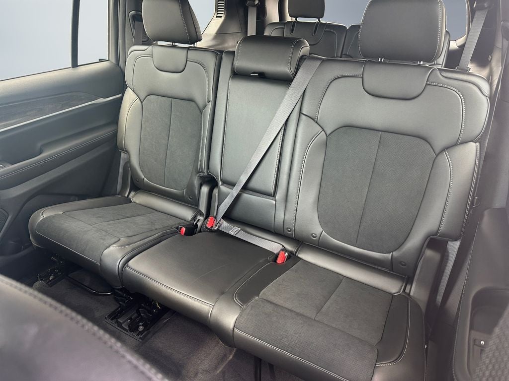 2026 Jeep Grand Cherokee GRAND CHEROKEE L LAREDO ALTITUDE 4X4
