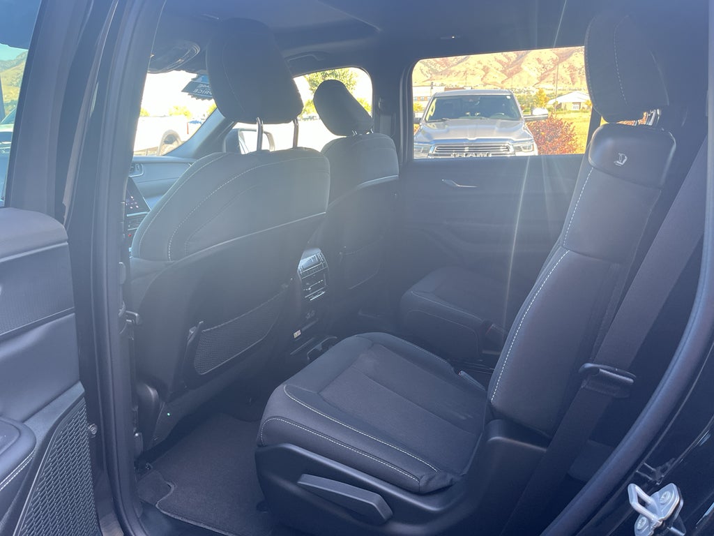 2025 Jeep Grand Cherokee GRAND CHEROKEE L LAREDO X 4X4