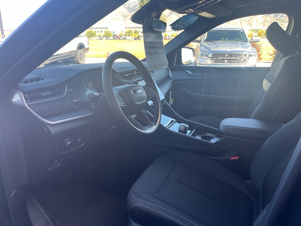 2025 Jeep Grand Cherokee GRAND CHEROKEE L LAREDO X 4X4